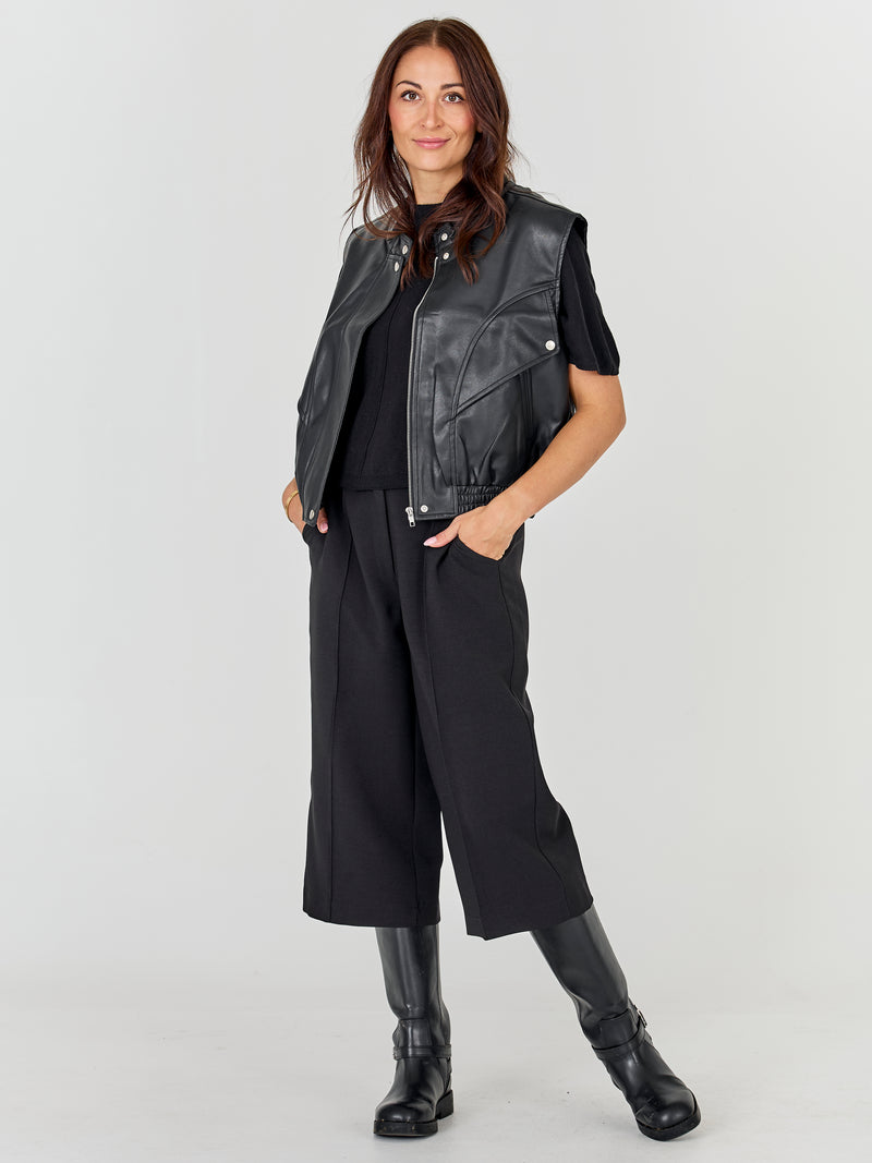 NÜ YETTE vest Vests Black